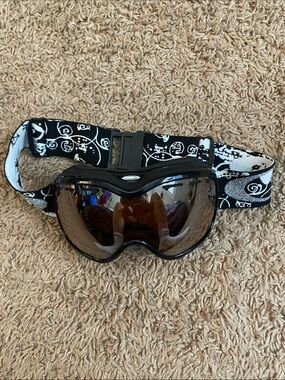 Oakley Black Ski Goggles with Black & White Patterned Strap